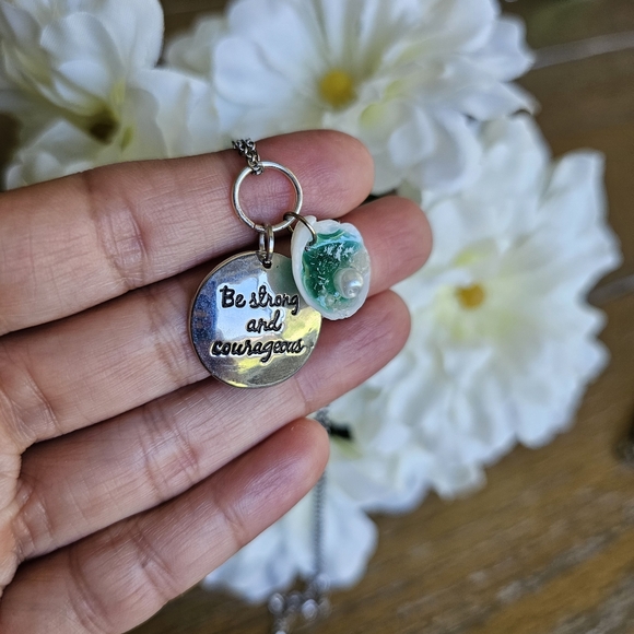 Little sea shell pendant 🐚🌊 - Picture 3 of 3